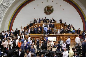 Parlamento llama a los ciudadanos a defender la democracia en Venezuela