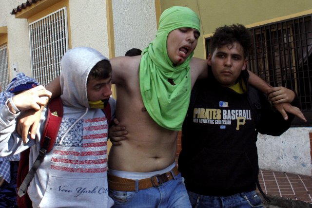 An injured youth is helped by his fellow demonstrators after clashes with riot police during a rally to demand a referendum to remove Venezuela's President Nicolas Maduro in San Cristobal, Venezuela October 24, 2016. REUTERS/Carlos Eduardo Ramirez