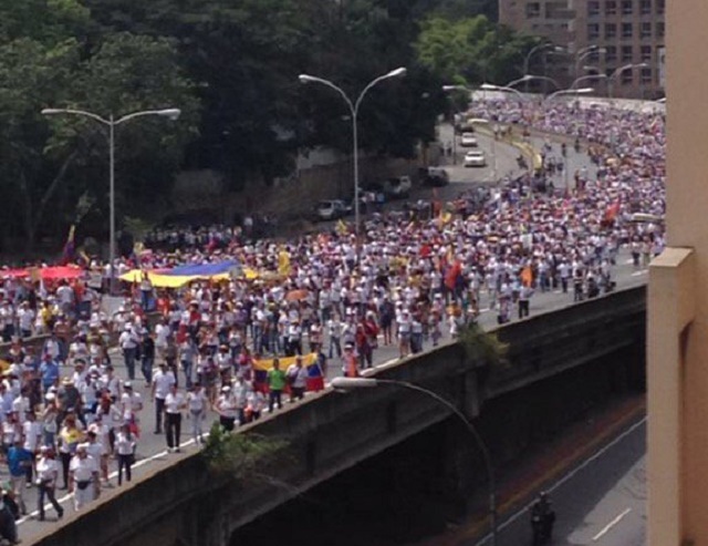 Se moviliza concentración de Prados del Este #LaTomaDeVenezuela 11:50 am