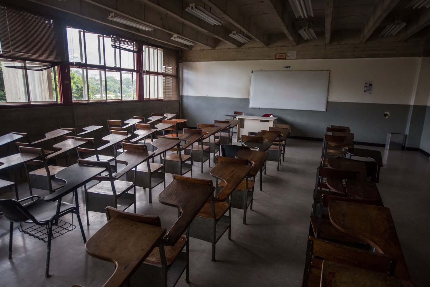 El silencio aturde en las aulas universitarias