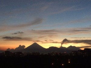 Volcán de Fuego inicia erupción efusiva en Guatemala