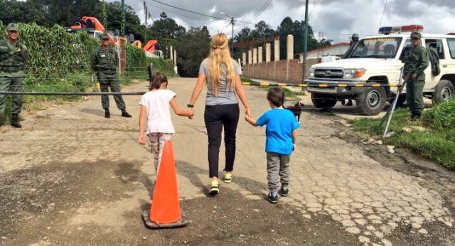 Foto:  Lilian Tintori junto a sus hijos Manuela y Leopoldo a las puertas de Ramo Verde / Twitter