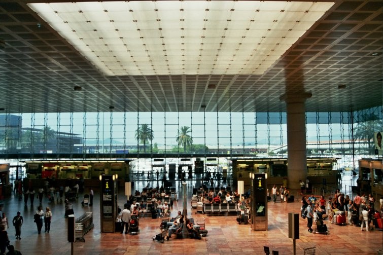 Casi 40 pasajeros con pasaporte libanés piden asilo en España en una escala aérea
