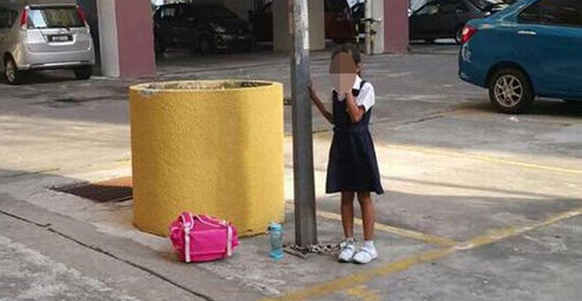 Una mujer encadenó a su hija al alumbrado público como castigo por faltar a clases (Foto)