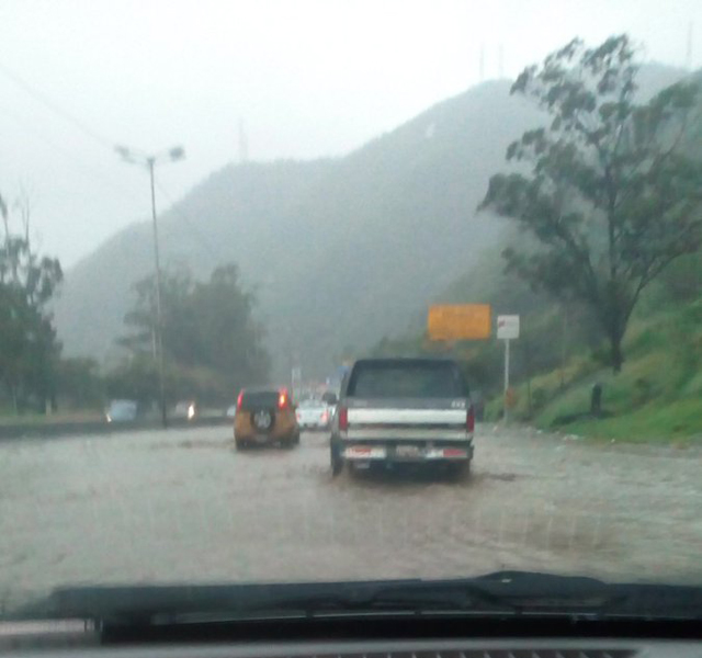 Río Guaire se desbordó en Petare por torrencial aguacero