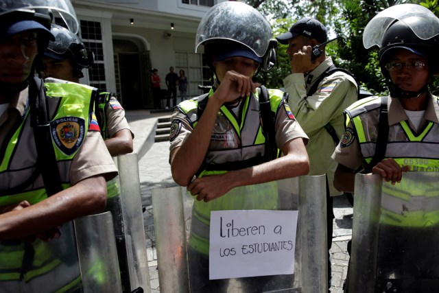 2016-11-07T165203Z_430825503_D1BEULMNRVAA_RTRMADP_3_VENEZUELA-POLITICS