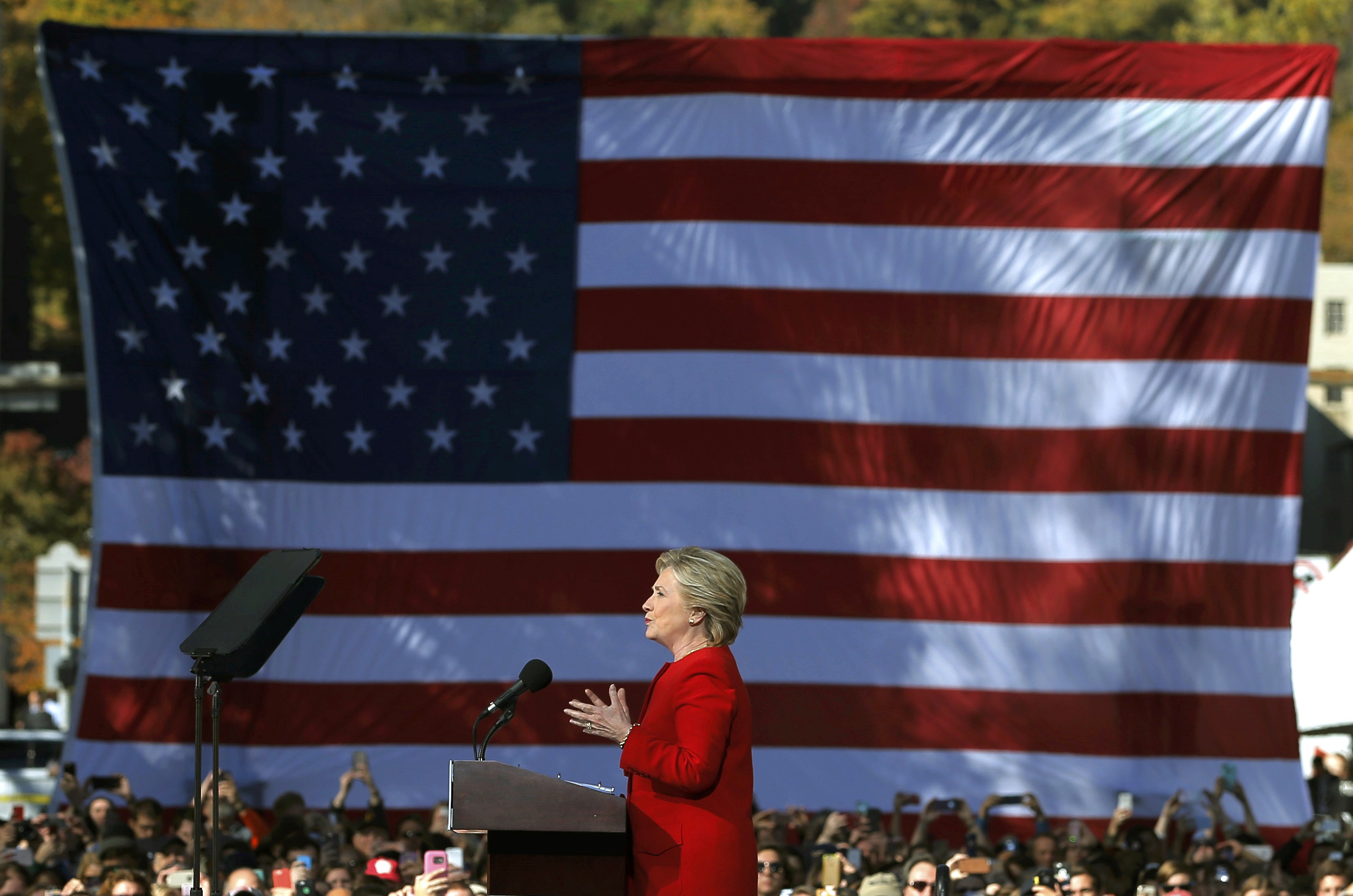 Hillary Clinton, positiva y unificadora antes de la elección
