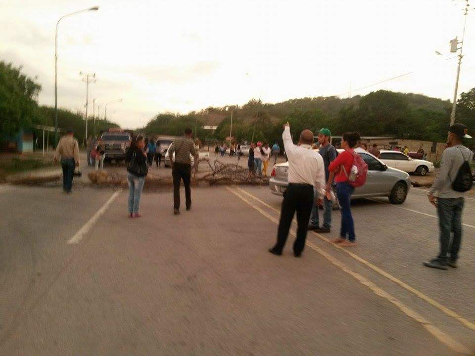 Protesta en la carretera El Tocuyo – Quíbor por falta de gas doméstico y comida