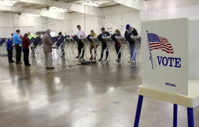 Votantes en el proceso de elecciones presidenciales en Medina, Ohio, nov  8, 2016. La demócrata Hillary Clinton y el republicano Donald Trump enfrentan el martes el juicio de los votantes, cuando millones de estadounidenses elegirán a su próximo presidente y pongan punto final a una áspera carrera en la que, de acuerdo a los sondeos, la candidata lleva una leve ventaja.   REUTERS/Aaron Josefczyk