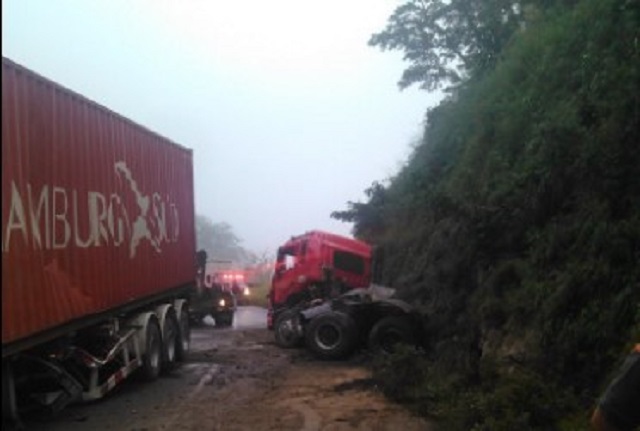 Fuerte choque múltiple retrasa tránsito en la #ARC altura Paracotos