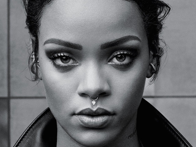 Rihanna mostró sus “pecho-lechozas” en una alfombra roja en New York  (FOTO)