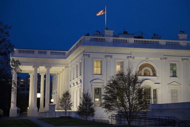 MHR24.- WASHINGTON (DC, EEUU), 8/11/2016.- Vista de la Casa Blanca durante el atardecer de hoy, martes 8 de noviembre de 2016, en Washington DC, EEUU. Obama, dedicó hoy la primera hora de la jornada en la que se decidirá al nuevo mandatario del país a jugar a baloncesto, una afición que había dejado por el golf y que retoma como ritual cada cuatro años en elecciones presidenciales. Obama, que votó hace una semanas por anticipado en Chicago, acudió a un gimnasio de Fort McNair, una instalación militar naval en Washington, a las orillas del río Anacostia. EFE/MICHAEL REYNOLDS