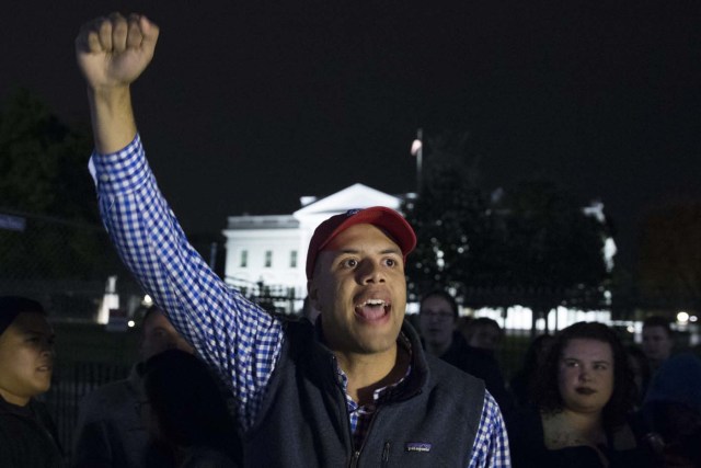 JL01. WASHINGTON (EE.UU.), 09/11/2016.- Seguidores de Donald Trump esperan los resultados de los comicios presidenciales hoy, 9 de noviembre de 2016, a las afueras de la Casa Blanca en Washington (Estados Unidos). EFE/MICHAEL REYNOLDS