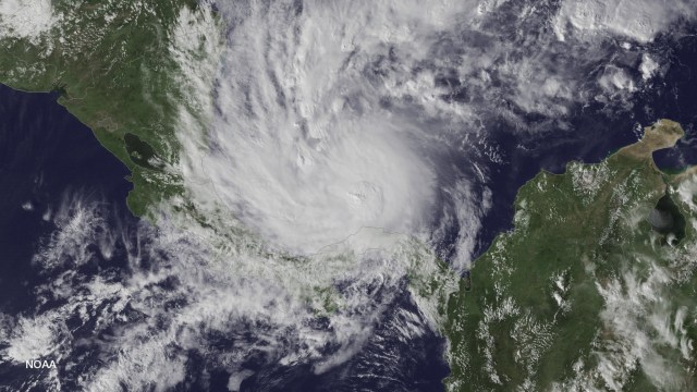 El huracán Otto es fotografiado satelitalmente cuando se ubicaba a unos 491 kilómetros al este-sudeste de Bluefields, Nicaragua (alrededor de 378 kilómetros al este de Limón, Costa Rica), y se movía hacia el oeste a una velocidad de cerca de 3,2 kilómetros por hora, el 22 de noviembre de 2016. NOAA/Handout via REUTERS. ATENCIÓN EDITORES - ESTA IMAGEN FUE PROVISTA POR UNA TERCERA PARTE. SÓLO PARA USO EDITORIAL