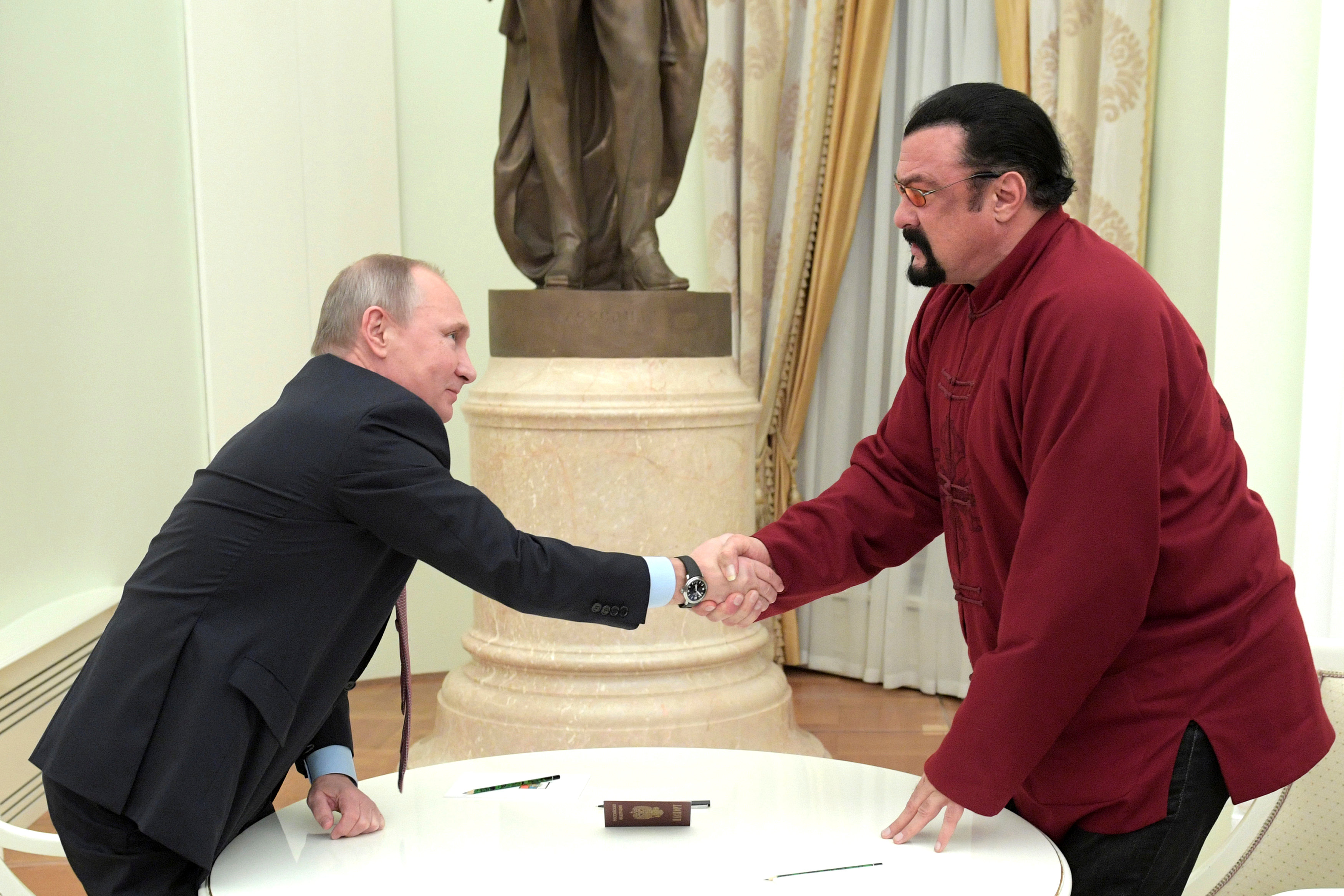 Putin entrega el pasaporte ruso a Steven Seagal