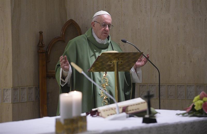 Papa Francisco reza por los centroamericanos tras el huracán Otto y el terremoto