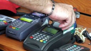 Cobran hasta 15% por uso de tarjetas de débito en mercados populares