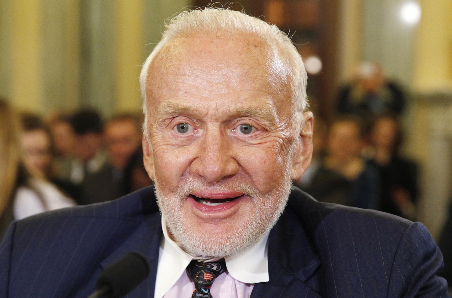 Ex astronauta Buzz Aldrin es evacuado del Polo Sur por razones médicas