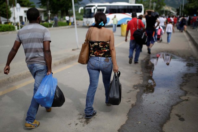 People cross to Venezuela over the Simon Bolivar international bridge after shopping in Cucuta, Colombia December 1, 2016. REUTERS/Marco Bello