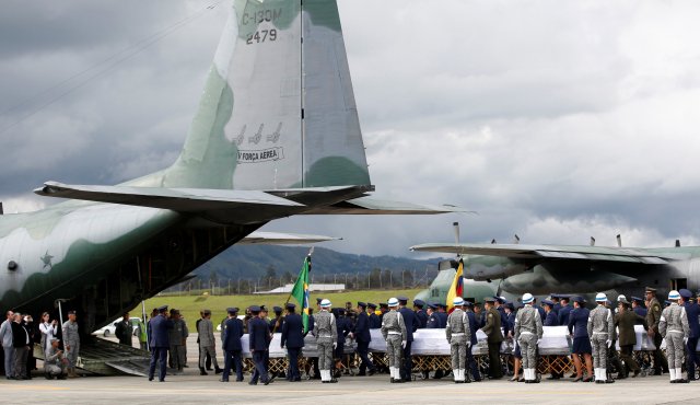 Military personnel unload a coffin with the remains of Brazilian victims who died in an accident of the plane that crashed into the Colombian jungle with Brazilian soccer team Chapecoense, at the airport from where the bodies will be flown home to Brazil, in Medellin, Colombia December 2, 2016. REUTERS/Jaime Saldarriaga