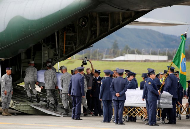 Military personnel unload a coffin with the remains of Brazilian victims who died in an accident of the plane that crashed into the Colombian jungle with Brazilian soccer team Chapecoense, at the airport from where the bodies will be flown home to Brazil, in Medellin, Colombia December 2, 2016. REUTERS/Jaime Saldarriaga