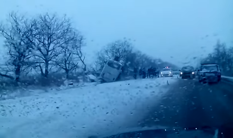 Al menos doce muertos, diez de ellos niños, al colisionar autobús en Siberia (Video)