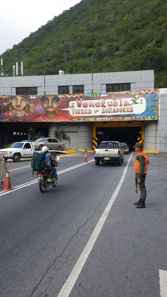 Fuerte cola en la Caracas – La Guaira por cierre de canal en Boquerón 1