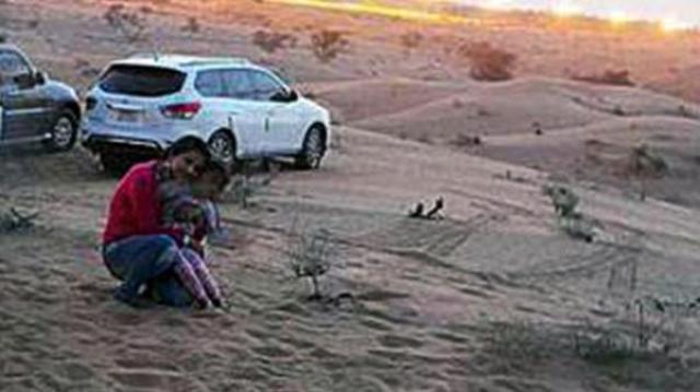 Anita Vyas y su pequeña hija de tres años Illisha en el desierto de los Emiratos Árabes. Foto: Infobae