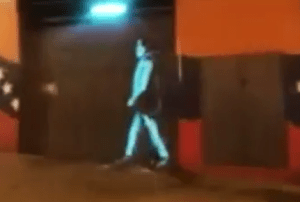 ¿Es en serio?… Sacaron holograma de Chávez, a lo Tupac, “caminando” por Caracas y VTV lo instagrameó