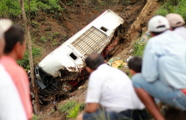 ¡Triple WTF!… Microbús cayó por un abismo y sus ocupantes salieron ilesos