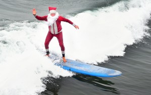 Un “Santa Surfista” se vaciló las olas en las playas de Seal Beach (FOTOS)