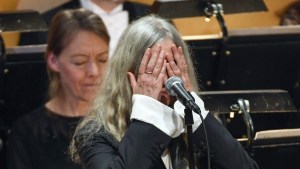 Patti Smith olvida letra al cantar en gala de premios Nobel