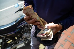 Quienes depositen más de 500 mil en billetes de Bs. 100 tendrán que justificar procedencia