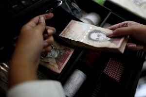 Maduro ordenó el uso de la banca electrónica tras salida de billete de Bs.100 (Comunicado)