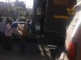 ¡To-Si-Son! Turba enardecida impidió paso de asiáticos con cajas de billetes custodiados por GNB (Videos)