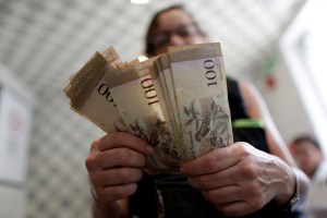 Venezolanos tendrán otros 10 días para canjear billetes de 100 bolívares en los bancos
