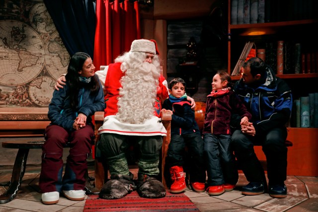 Santa Claus talks to the Caballero family from Itay at Santa Claus' Village in the Arctic Circle near Rovaniemi, Finalnd December 15, 2016. REUTERS/Pawel Kopczynski SEARCH "KOPCZYNSKI SANTA" FOR THIS STORY. SEARCH "THE WIDER IMAGE" FOR ALL STORIES