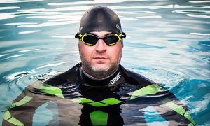 Nadador británico Ben Hooper abandona intento de cruzar el Atlántico tras 33 días