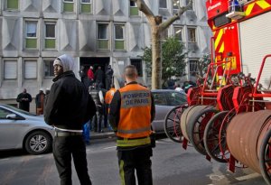Un muerto y 14 heridos en incendio en un centro para inmigrantes en Francia