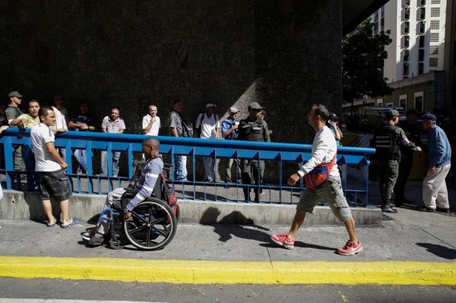 People queue to deposit their 100 bolivar notes, outside Venezuela's Central Bank in Caracas, Venezuela December 16, 2016. REUTERS/Marco Bello