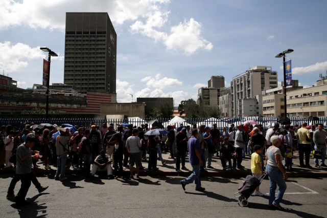 People queue to deposit their 100 bolivar notes, near Venezuela's Central Bank in Caracas, Venezuela December 16, 2016. REUTERS/Marco Bello