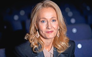 Comediantes rusos convencen a JK Rowling de que está hablando por Zoom con el presidente de Ucrania