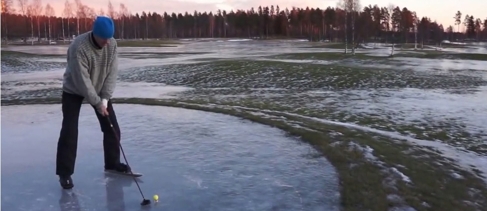 ¡FAIL!..  Quizo tirásela de Tiger Woods y terminó ahogándose en un lago bien frío (VIDEO)