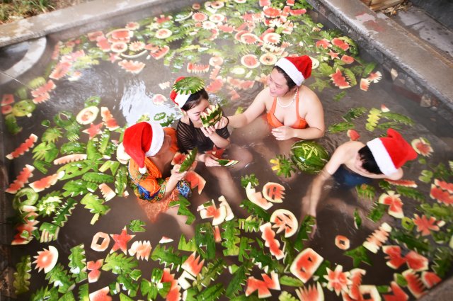 Sombreros de Navidad mientras se dan un baño en una piscina llena de patillas pelada durante un servicio de Navidad en una fuente termal en Luoyang. REUTERS/Stringer ATTENTION EDITORS - THIS PICTURE WAS PROVIDED BY A THIRD PARTY. EDITORIAL USE ONLY. CHINA OUT. NO COMMERCIAL OR EDITORIAL SALES IN CHINA.