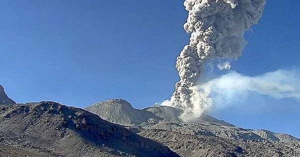 Decretan alerta naranja por erupción de volcán en Perú