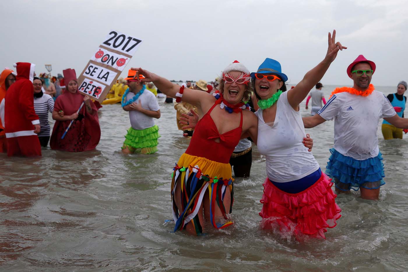 Europeos se echan un bañito de playa en el primer día del año (Fotos)