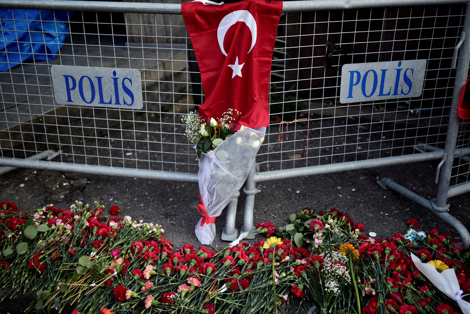 “Pánico, sangre y disparos”: Dos supervivientes cuentan el atentado de Estambul