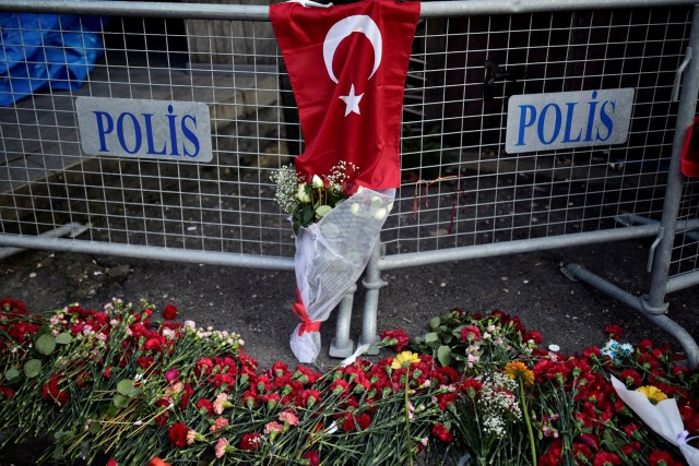 Flowers and a Turkish flag are placed near the entrance of Reina nightclub, which was attacked by a gunman, in Istanbul, Turkey January 2, 2017. REUTERS/Yagiz Karahan