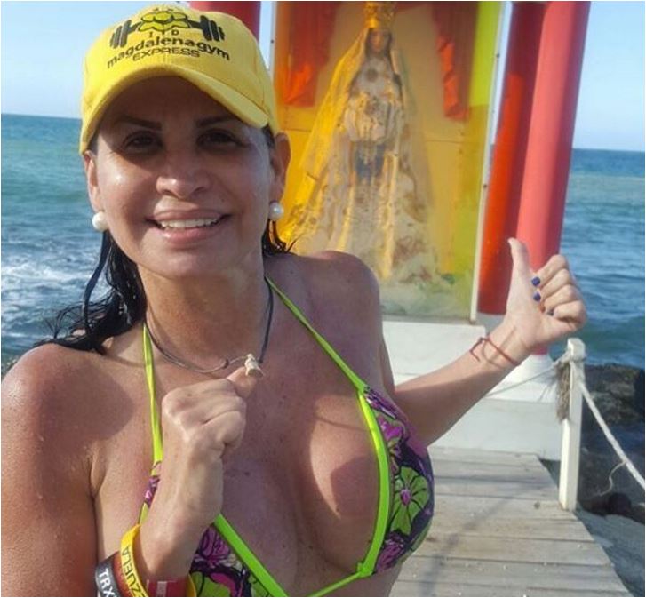 Critican a Ivette Domínguez por grabarse mientras orinaba en público