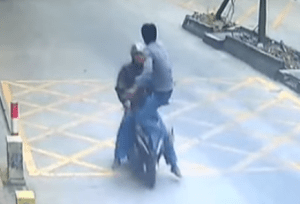 Recuperó su teléfono, que le había robado un motochoro, con patada voladora ninja (VIDEO)